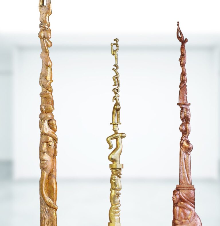 Geschnitzte Skulpturen aus Lindenholz mit übereinander stehenden Figuren