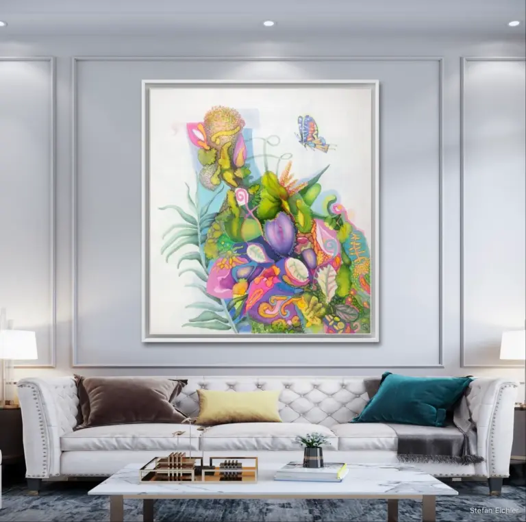 Kunstdruck mit Vergoldung an der Wand eines Wohnzimmers